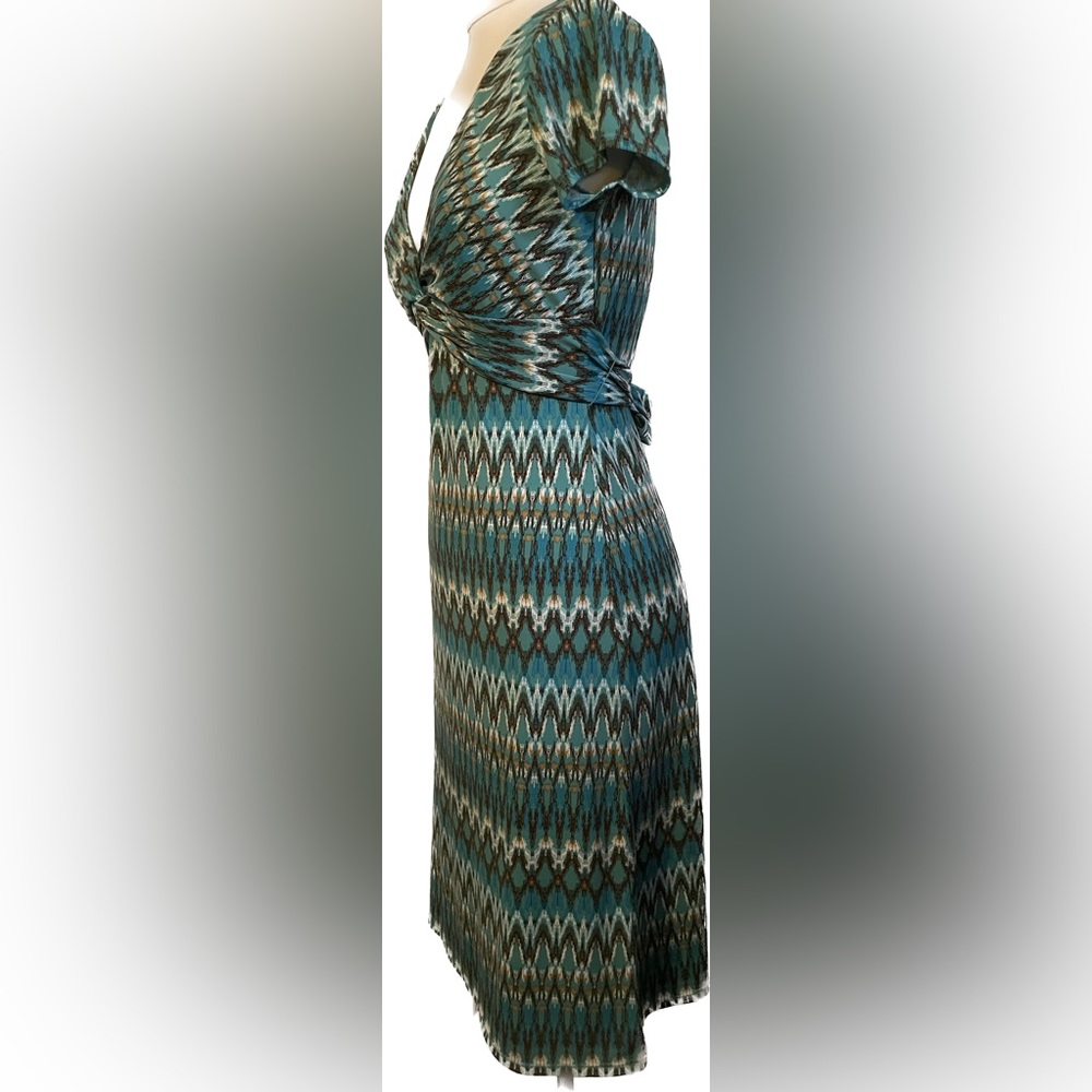 Sent to  Thredup-BCBGMAXAZRIA zigzag twist front dress in teal - Picture 7 of 15